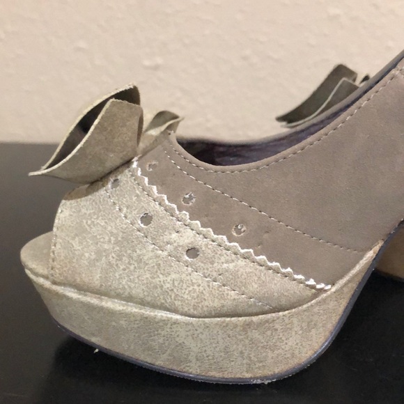 Bow platform heels with suede detailing - Picture 5 of 5